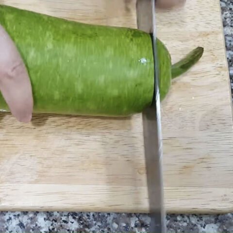 Sơ chế bầu và mồng tơi cho cách nấu vịt lộn um bầu