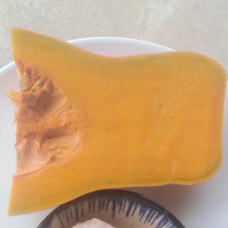 Sơ chế bí đỏ để nấu canh thịt bằm