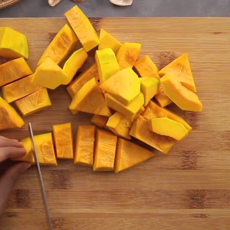 Sơ chế bí đỏ làm chè