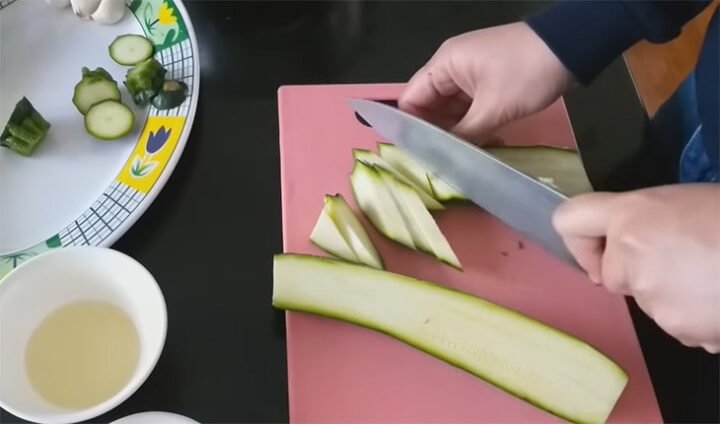 Sơ chế bí ngòi chuẩn bị cho món xào