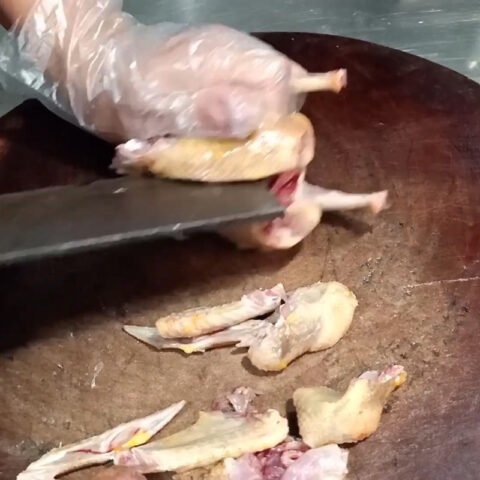 Sơ chế bồ câu để xào chim bồ câu rau răm