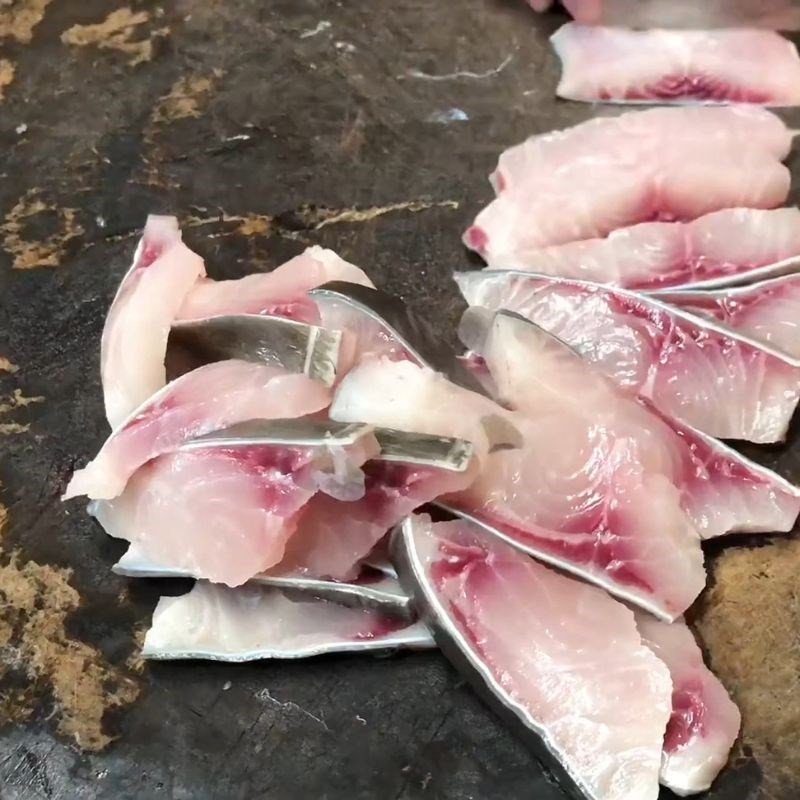 Sơ chế cá chép giòn thành lát mỏng