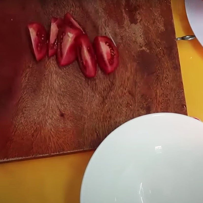 Sơ chế cà chua cho món bún xương heo cà chua