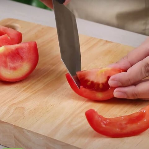 Sơ chế cà chua để nấu bò sốt vang ăn bánh mì