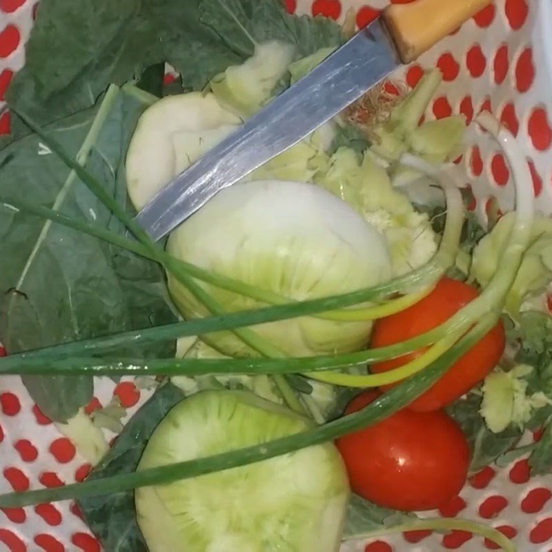 Sơ chế cà chua và các nguyên liệu khác