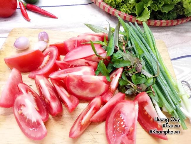 Sơ chế cà chua và nấm hương cho nước dùng bún chân giò