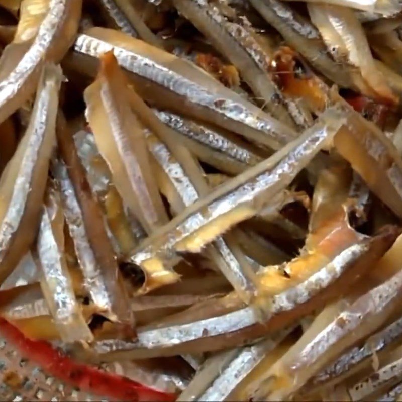 Sơ chế cá cơm khô bằng cách ngâm nước cho mềm và sạch