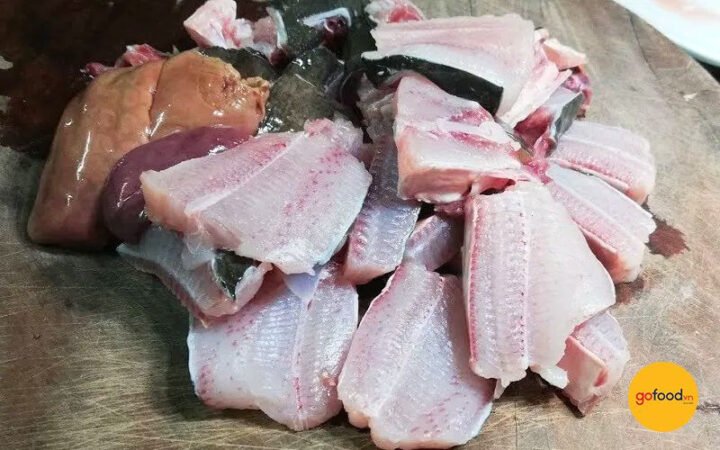 Sơ chế cá đuối sạch sẽ trước khi nấu lẩu