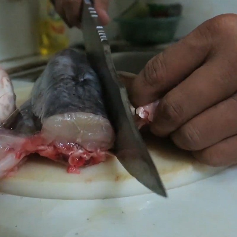 Sơ chế cá lăng, loại bỏ ruột và cắt khúc