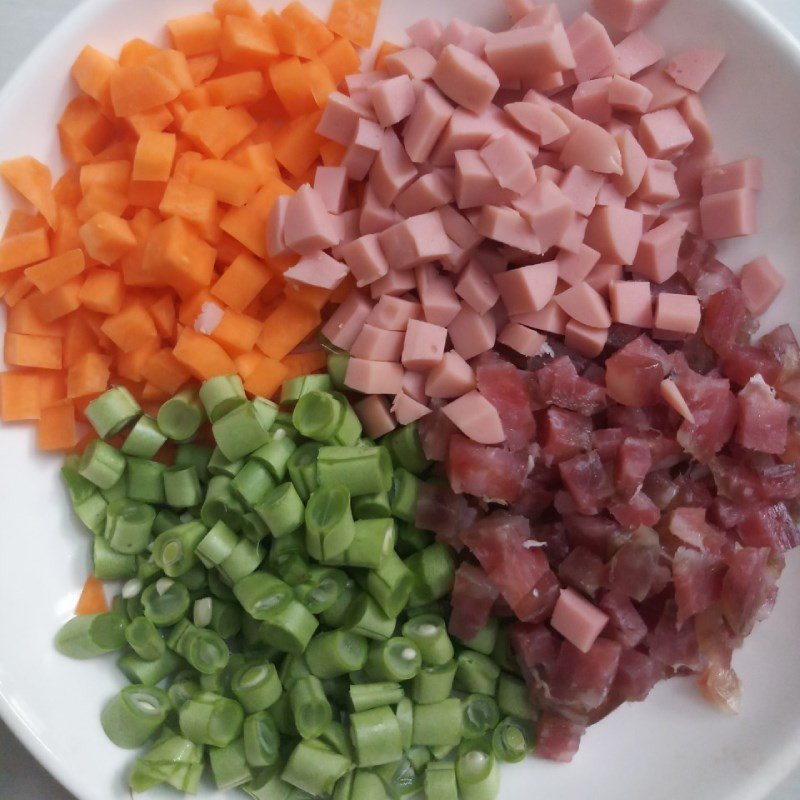 Sơ chế cà rốt và đậu que cắt hạt lựu cho món cơm chiên