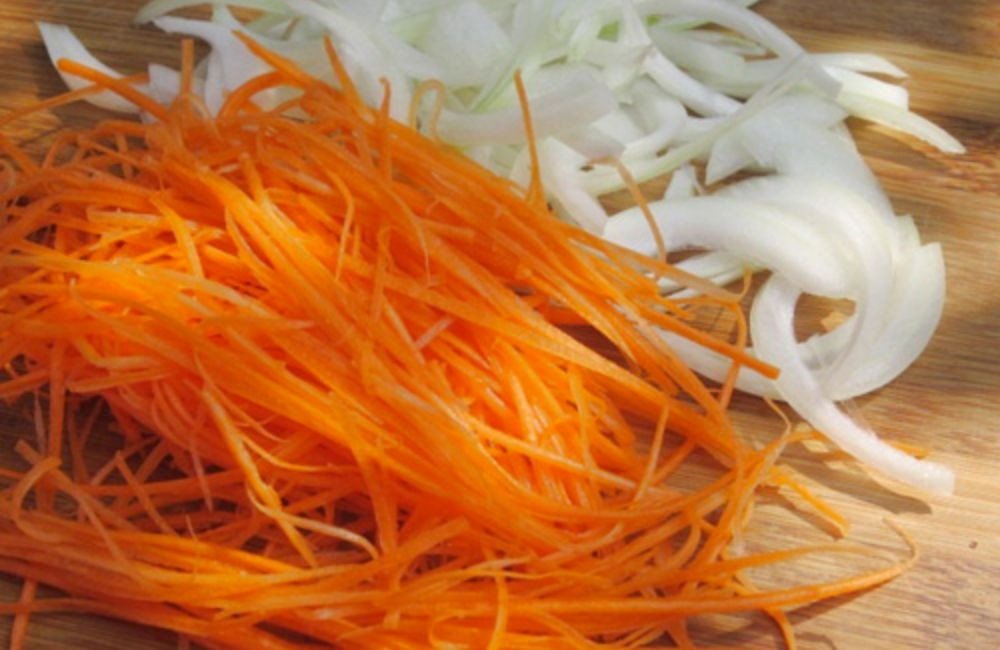 Sơ chế cà rốt và hành tây cho món gỏi ngó sen tai heo tôm thịt