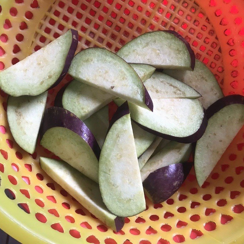 Sơ chế cà tím cắt miếng làm món xào chay