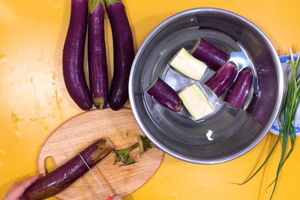 Sơ chế cà tím cho món xào lá lốt không bị thâm