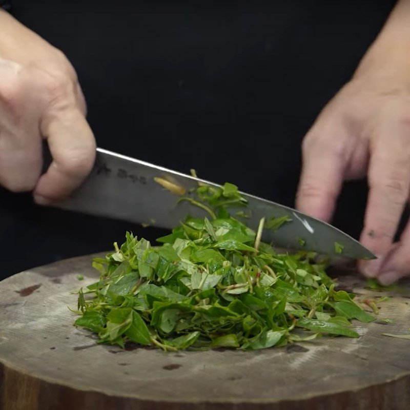 Sơ chế cá trê sạch sẽ, chuẩn bị om riềng mẻ