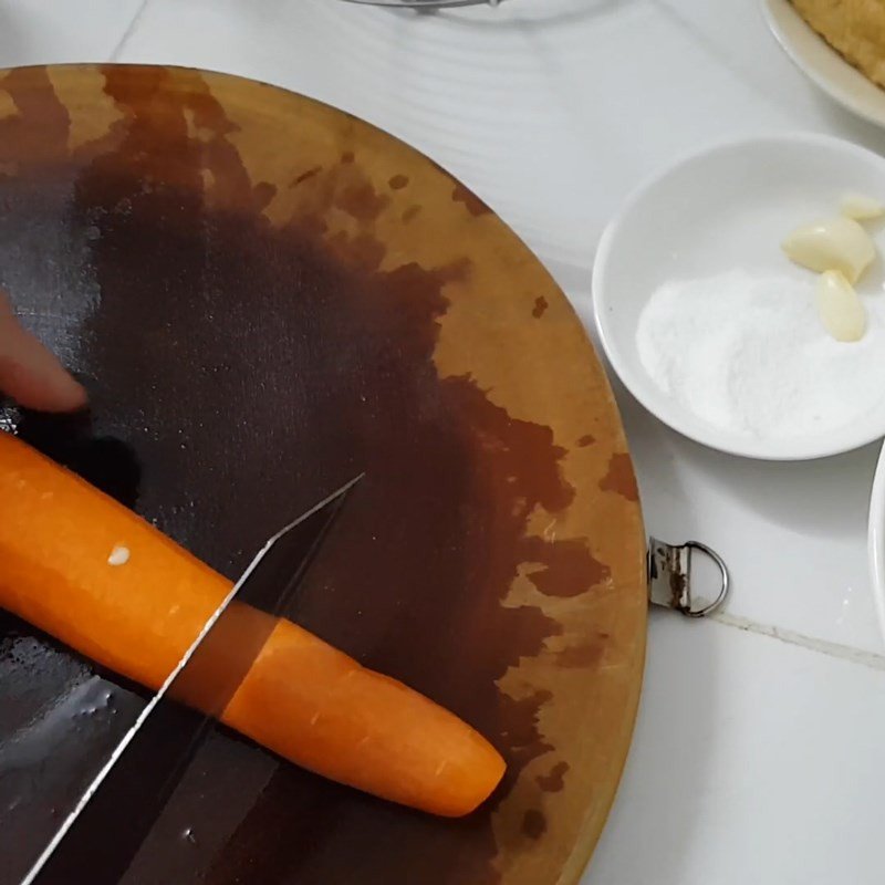 Sơ chế các loại rau củ cho món đậu que xào cà rốt