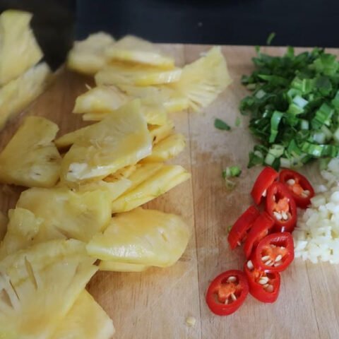 Sơ chế các loại rau củ như cà chua, dứa, giá đỗ để chuẩn bị cách nấu canh chua thịt chuẩn vị.