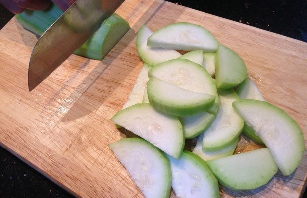 Sơ chế các loại rau củ tươi ngon ăn kèm thịt kho quẹt