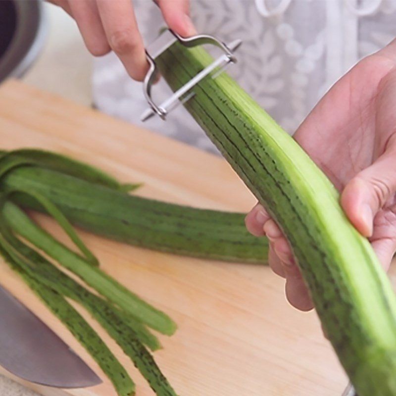 Sơ chế các loại rau củ và đậu hũ cho món lẩu riêu cua