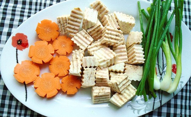 Sơ chế các loại rau củ và sấu cho món lẩu