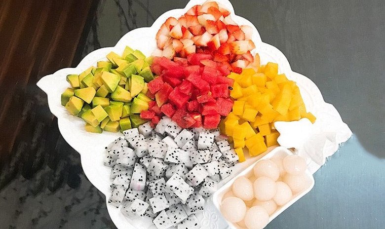 Sơ chế các loại trái cây tươi ngon để chuẩn bị cho món chè Thái sầu riêng