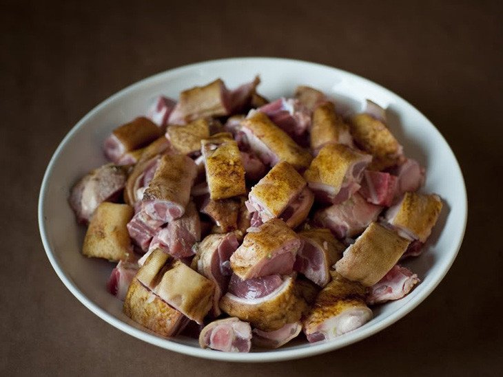 Sơ chế các nguyên liệu chính cho món chân giò kho riềng mẻ