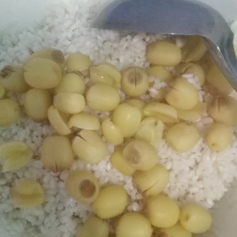 Sơ chế các nguyên liệu cho xôi hạt sen khô hấp