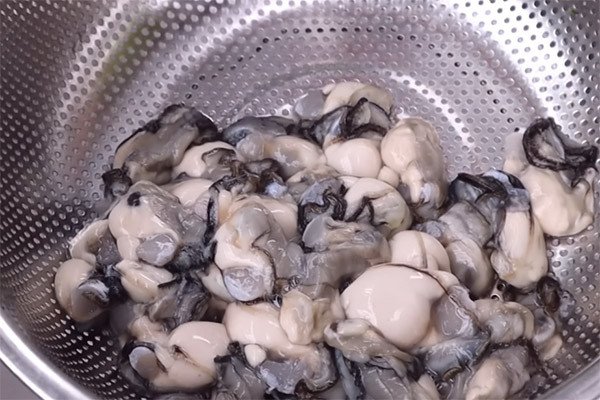 Sơ chế các nguyên liệu để nấu cháo hàu