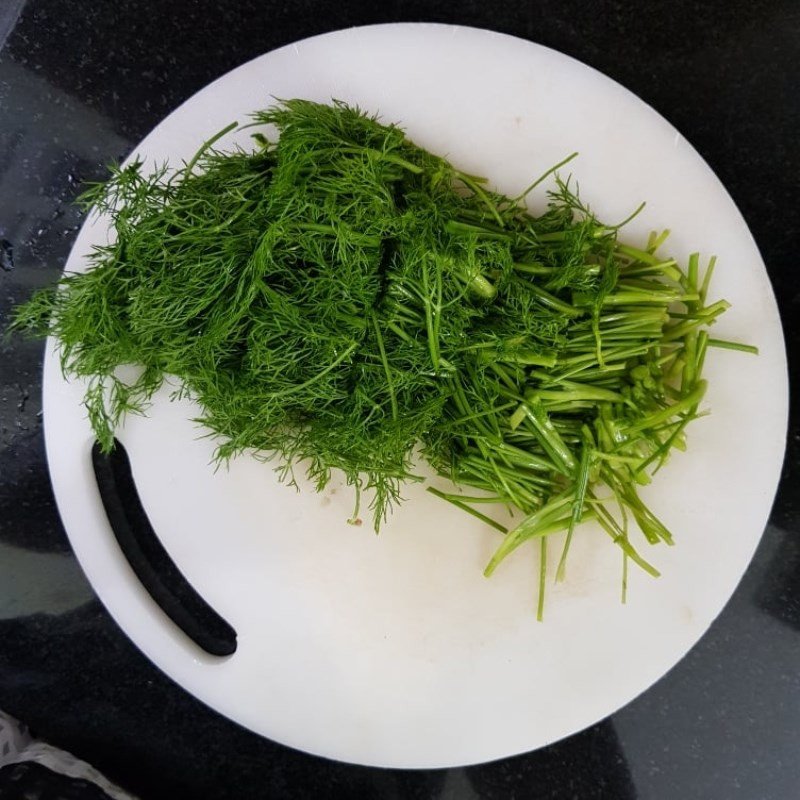 Sơ chế các nguyên liệu khác cho món canh cua với cà chua