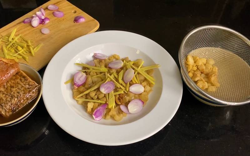 Sơ chế các nguyên liệu như mỡ heo, hành tím, gừng và hành lá để làm mắm cá lóc chưng tóp mỡ