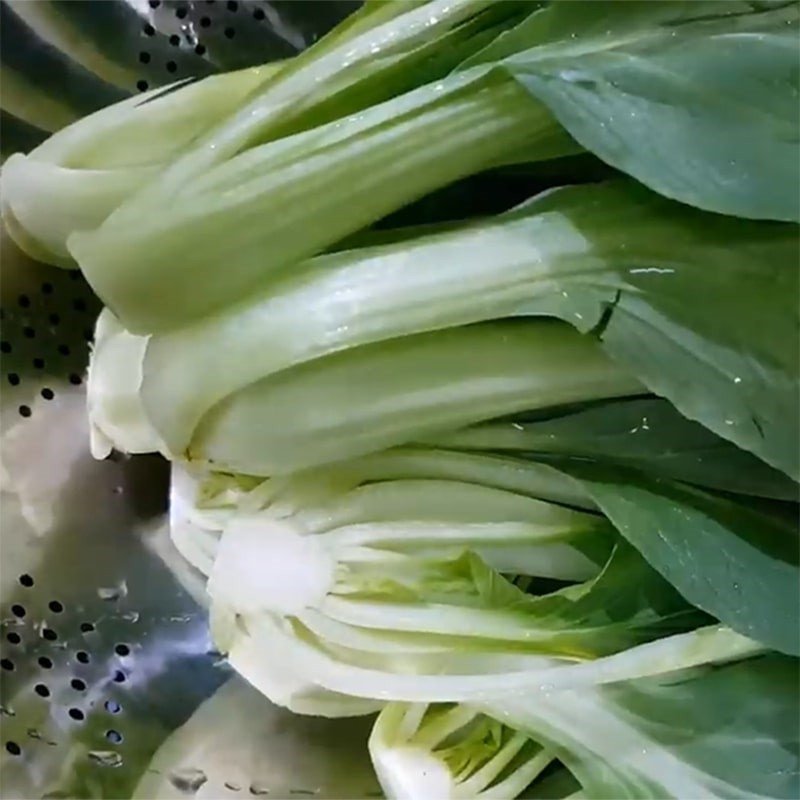 Sơ chế cải chíp sạch sẽ trước khi luộc