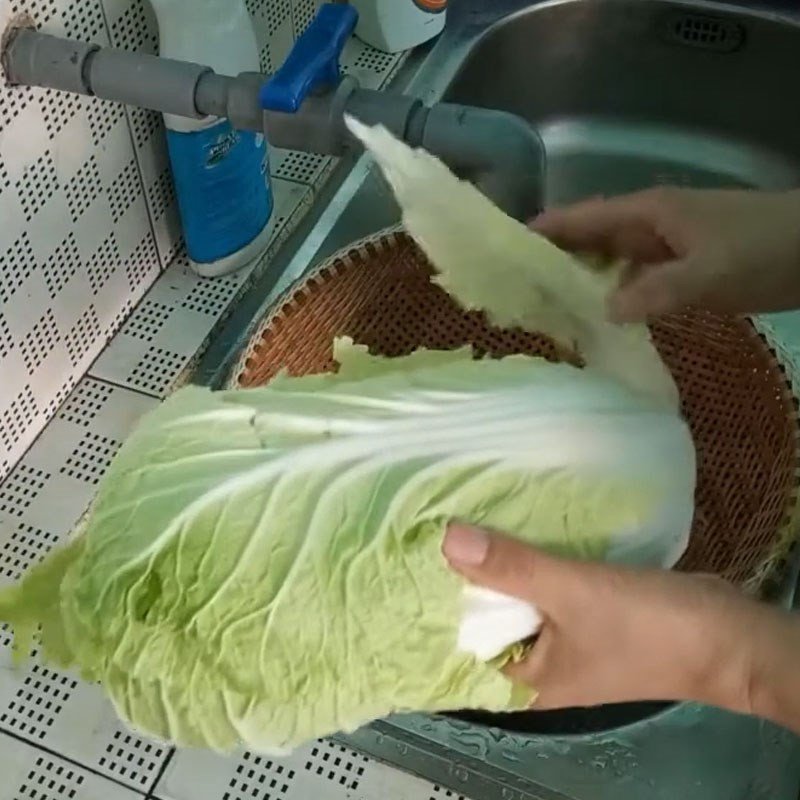 Sơ chế cải thảo sạch sẽ trước khi xào cà chua