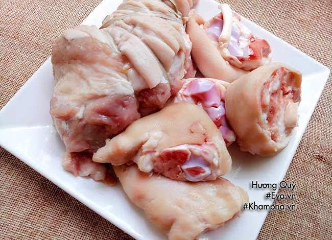 Sơ chế chân giò để nấu bún mọc chân giò