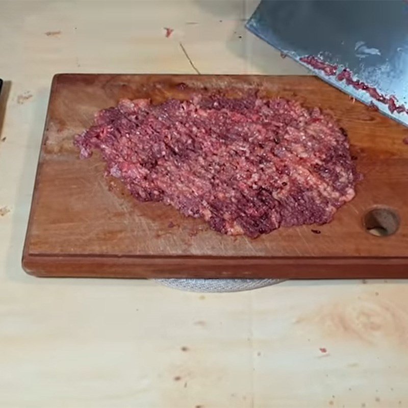 Sơ chế chim bồ câu bằng cách băm nhuyễn thịt và xương, sau đó ướp gia vị