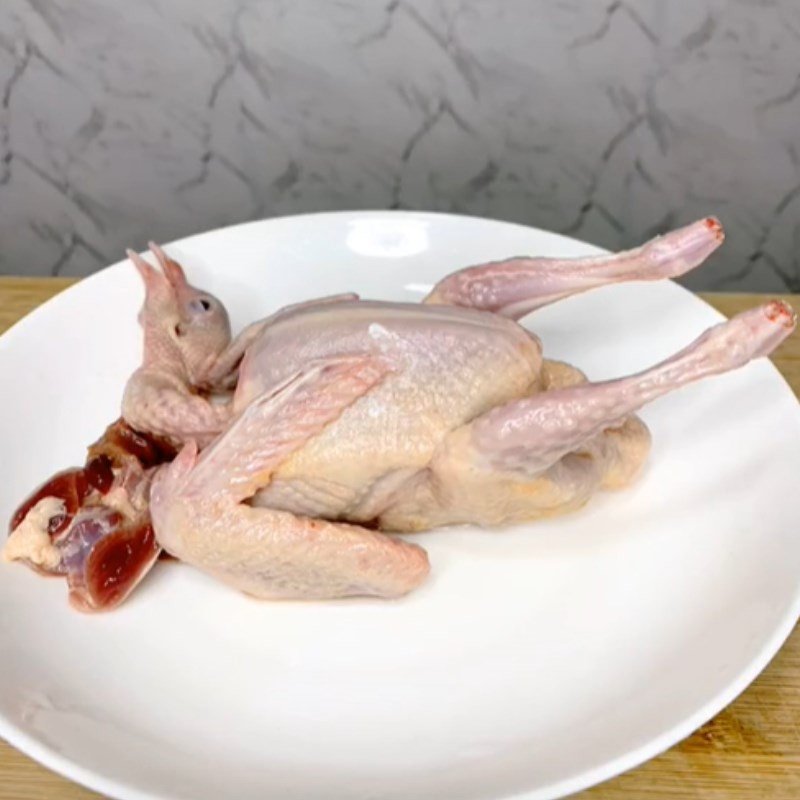 Sơ chế chim bồ câu sạch sẽ