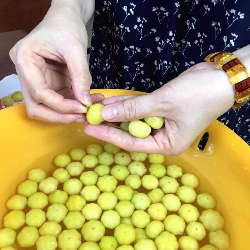 Sơ chế chùm ruột tươi làm mứt