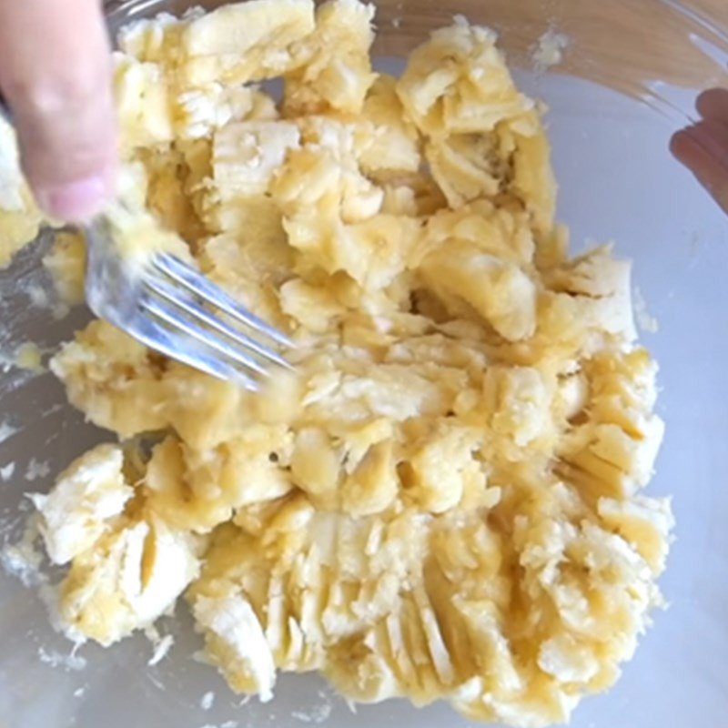 Sơ chế chuối chín để làm bánh chuối hấp