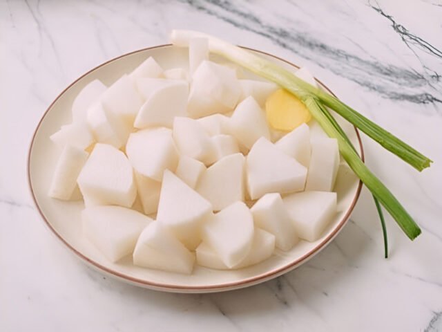 Sơ chế củ cải trắng sạch sẽ trước khi xào