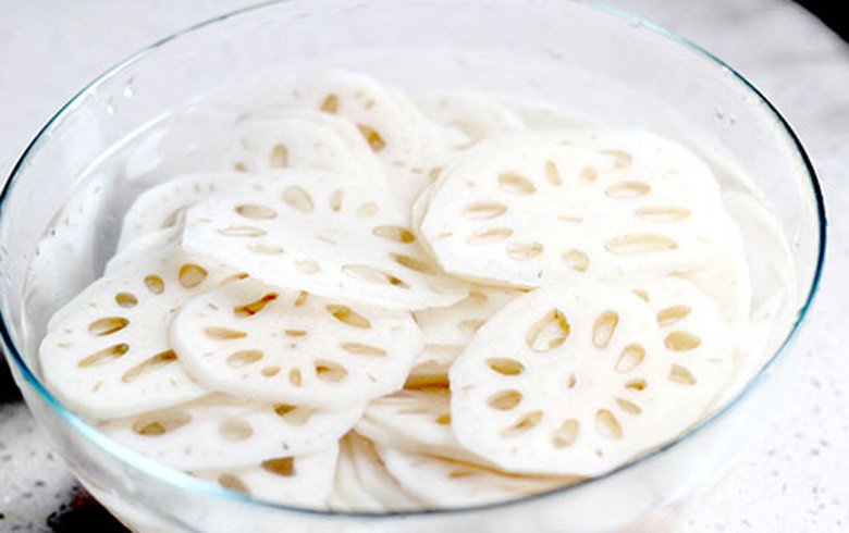 Sơ chế củ sen sạch sẽ để nấu chè củ sen thanh mát