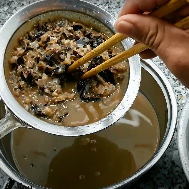 Sơ chế cua đồng để lấy nước cốt nấu canh