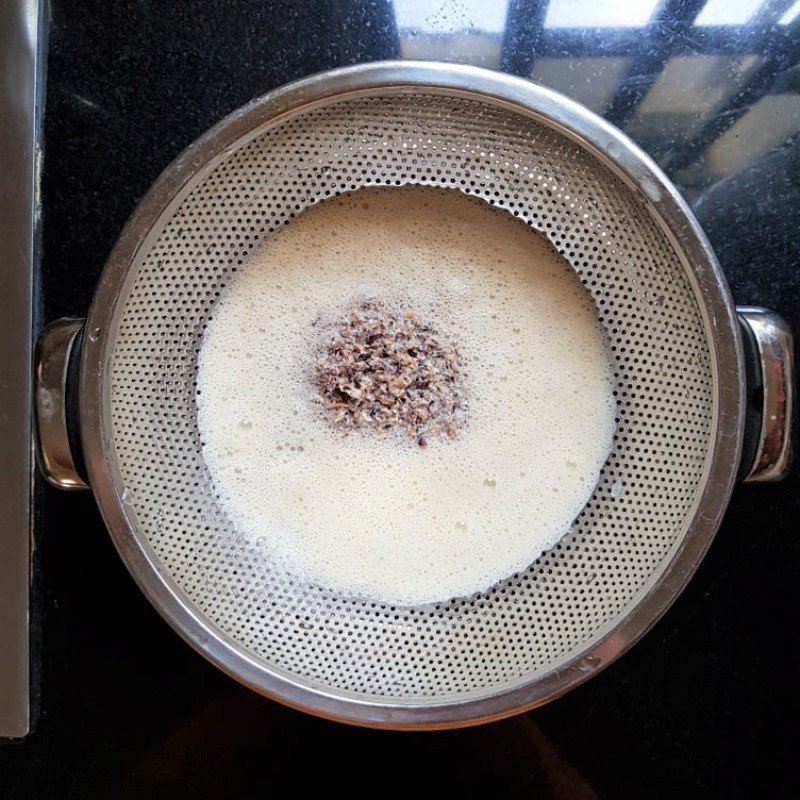 Sơ chế cua đồng và lọc lấy riêu cua