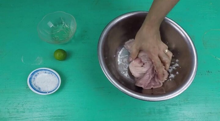 Sơ chế dạ dày lợn với giấm và muối để loại bỏ mùi hôi