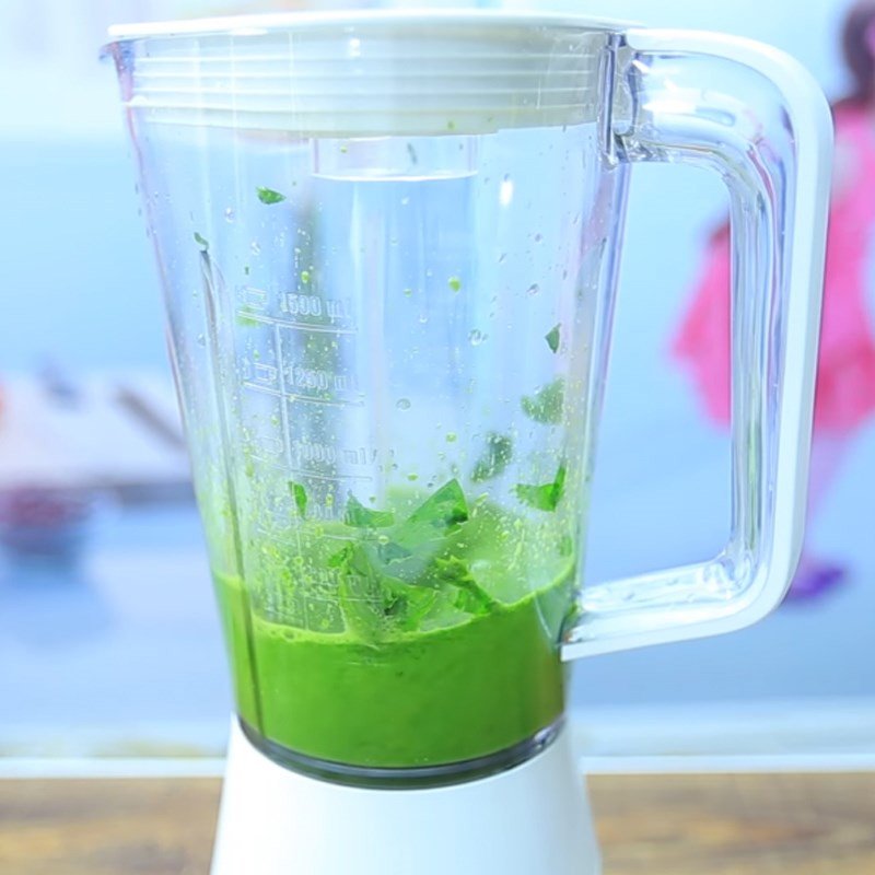 Sơ chế đậu đỏ và rau ngót cho món cháo cua biển