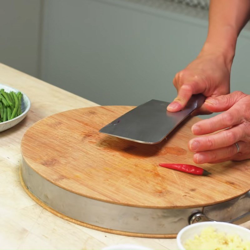 Sơ chế đậu que sạch sẽ, chuẩn bị cho công thức xào chay độc đáo