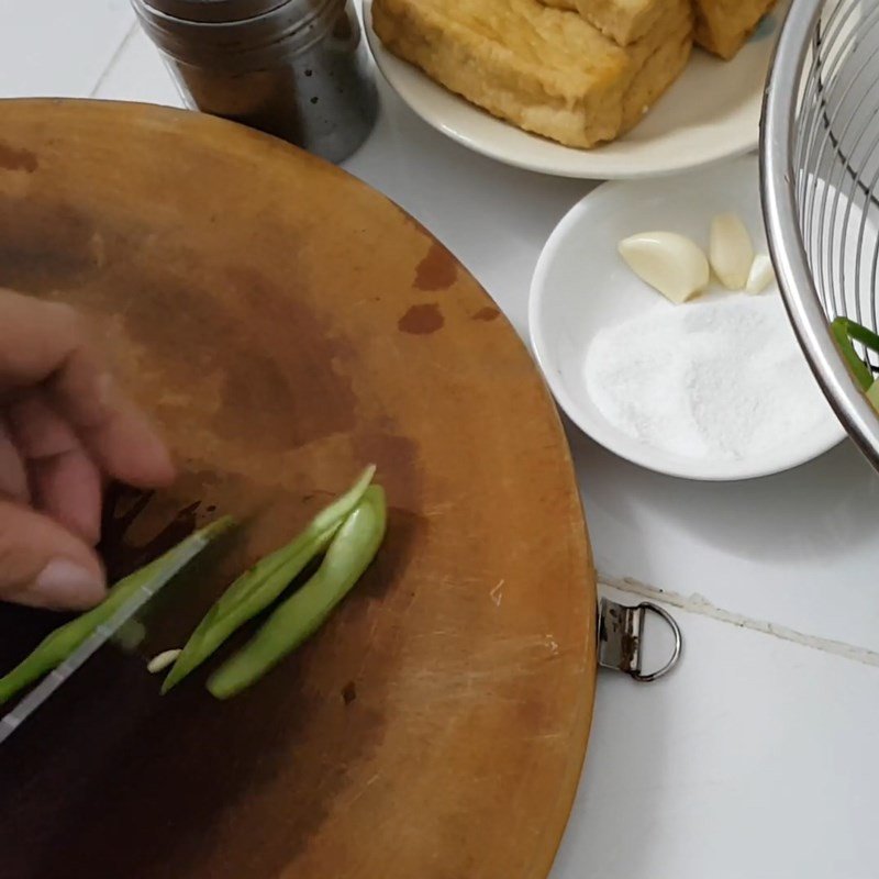 Sơ chế đậu que sạch sẽ trước khi chế biến món xào chay