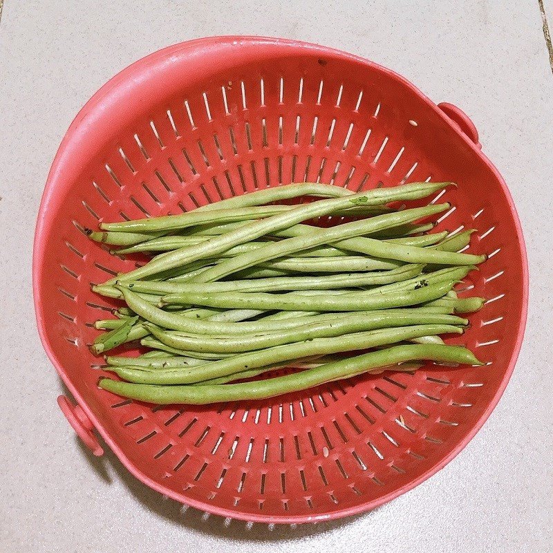 Sơ chế đậu ve tươi xanh trước khi chế biến món xào