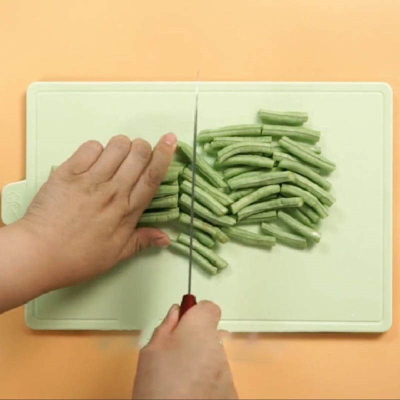 Sơ chế đỗ trước khi xào giúp giữ màu xanh giòn