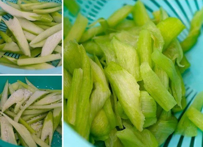 Sơ chế dọc mùng cho món bún mọc