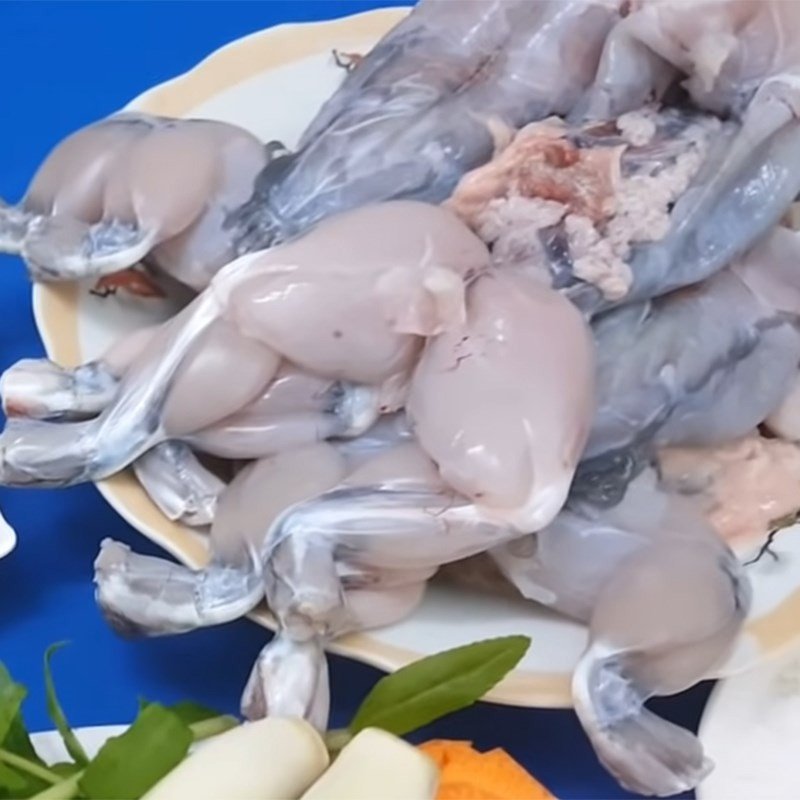 Sơ chế ếch cho lẩu ếch thái chua ngọt