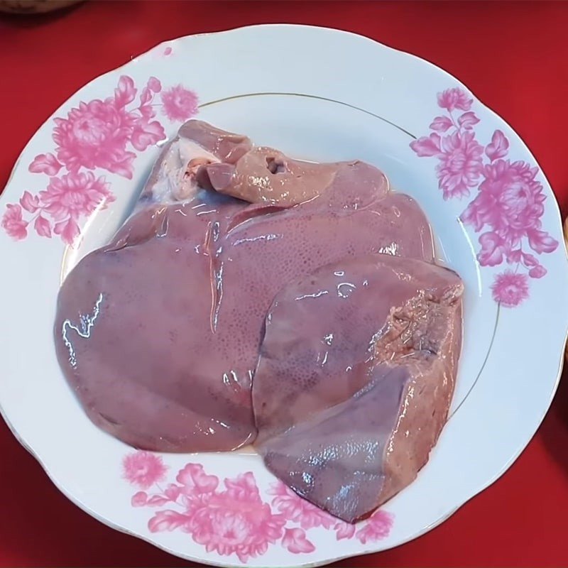 Sơ chế gan lợn bằng cách thái miếng vừa ăn