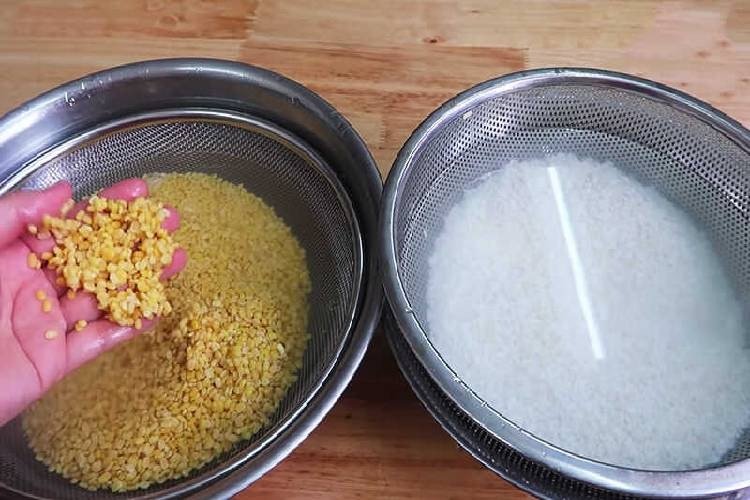 Sơ chế gạo nếp và đậu xanh cho món xôi vò hạt sen